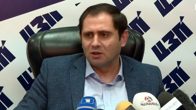 Կխնդրեմ՝ ինձ չհամեմատեք Հովիկ Աբրահամյանի հետ․ Սուրեն Պապիկյան