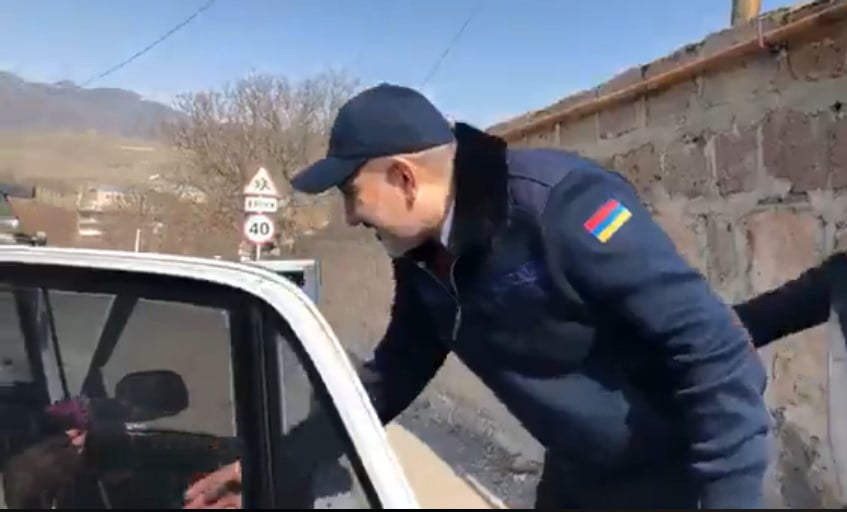 Նիկոլ Փաշինյանը մանուշակներ է նվիրում Քարաշամբ գյուղի կանանց (ՈւՂԻՂ ԵԹԵՐ)