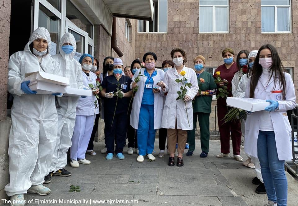 Էջմիածնի բուժաշխատողները ծաղիկներ ու քաղցրավենիք են նվեր ստացել. Դիանա Գասպարյան (ֆոտո)