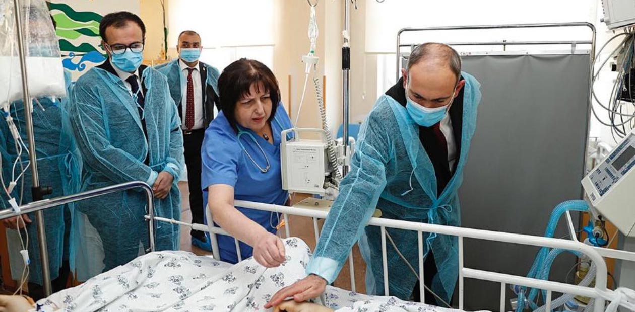 Փաշինյանն այցելել է Գյումրիում բարբարոսաբար ծեծված 13-ամյա աղջկան