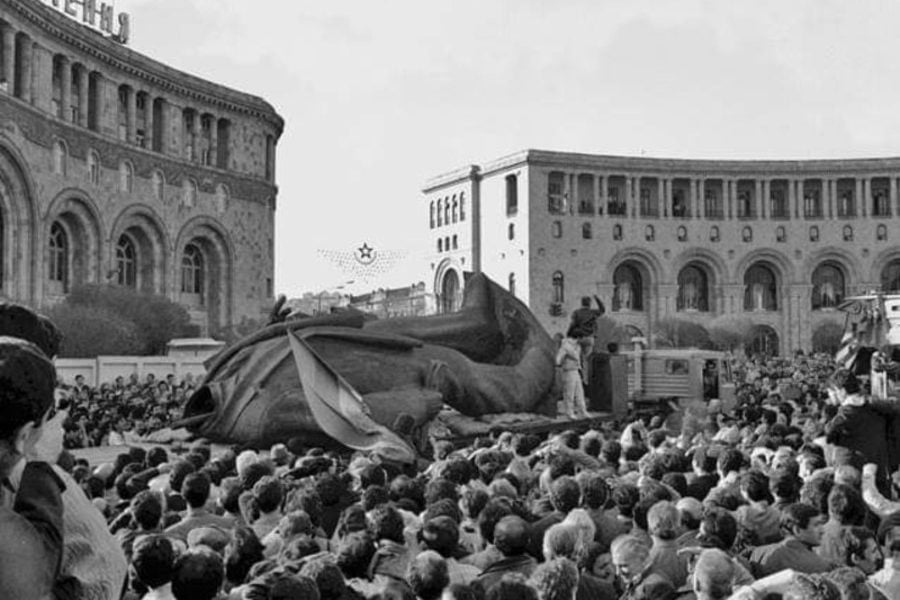 1991թ. Հանրապետության հրապարակում ապամոնտաժվեց հանցագործ Լենին արձանը