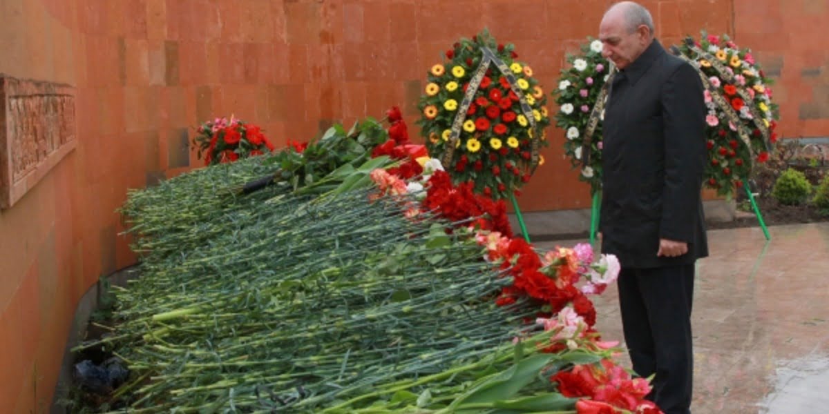 Բակո Սահակյանն այցելել է Ստեփանակերտի հուշահամալիր