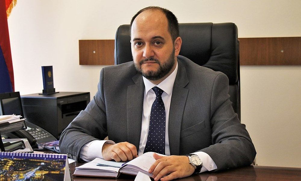 Աննա Հակոբյանի նախաձեռնությամբ քաղցկեղի դեմ բուժվող երեխաներին է այցելել Հարութ Փամբուկչյանը