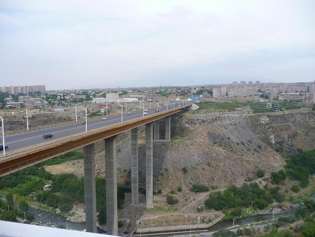 Քաղաքացին փորձում է ինքնասպանության դիմել Դավթաշենի կամուրջում