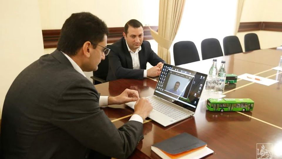 Փոխքաղաքապետը հանդիպել է նոր ավտոբուսների գնման մրցույթի հայտատուների հետ
