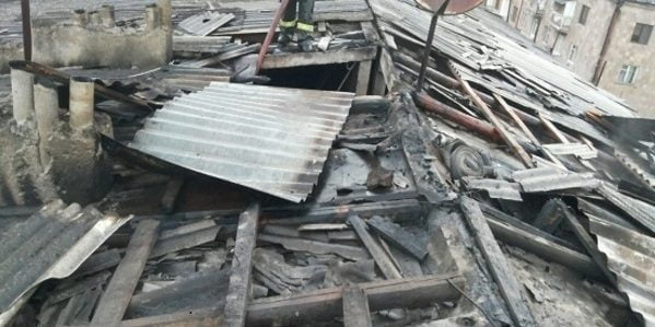 Իջևանի շենքերից մեկի տանիքում հրդեհ է բռնկվել