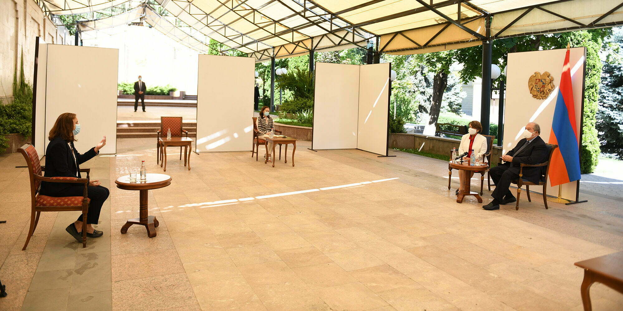 Նախագահ Սարգսյանն ու իր տիկինն ընդունել են Հայաստանում ՅՈւՆԻՍԵՖԻ ներկայացուցչին (ՏԵՍԱՆՅՈւԹ)