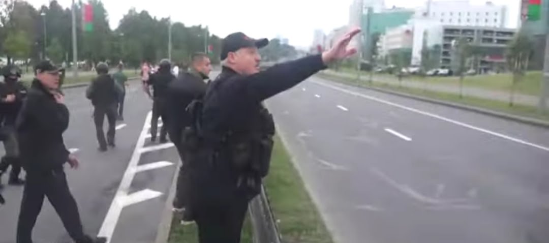 Լուկաշենկոն ինքնաձիգով մոտեցել է հատուկջոկատայիններին և շնորհակալություն հայտնել (ՏԵՍԱՆՅՈւԹ)