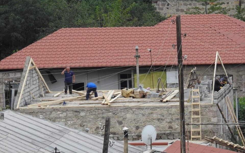 Այգեպարին ադրբեջանական հրետանու և անօդաչուների հասցրած վնասը վերականգնվում է այսպես (ԼՈւՍԱՆԿԱՐ)