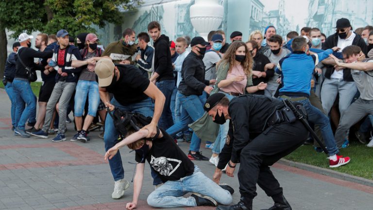 Ամոթ քաղաքական մարմնավաճառներին․ Լուկաշենկոյին աջակցողները քայլերթ են կազմակերպել (ՏԵՍԱՆՅՈւԹ)