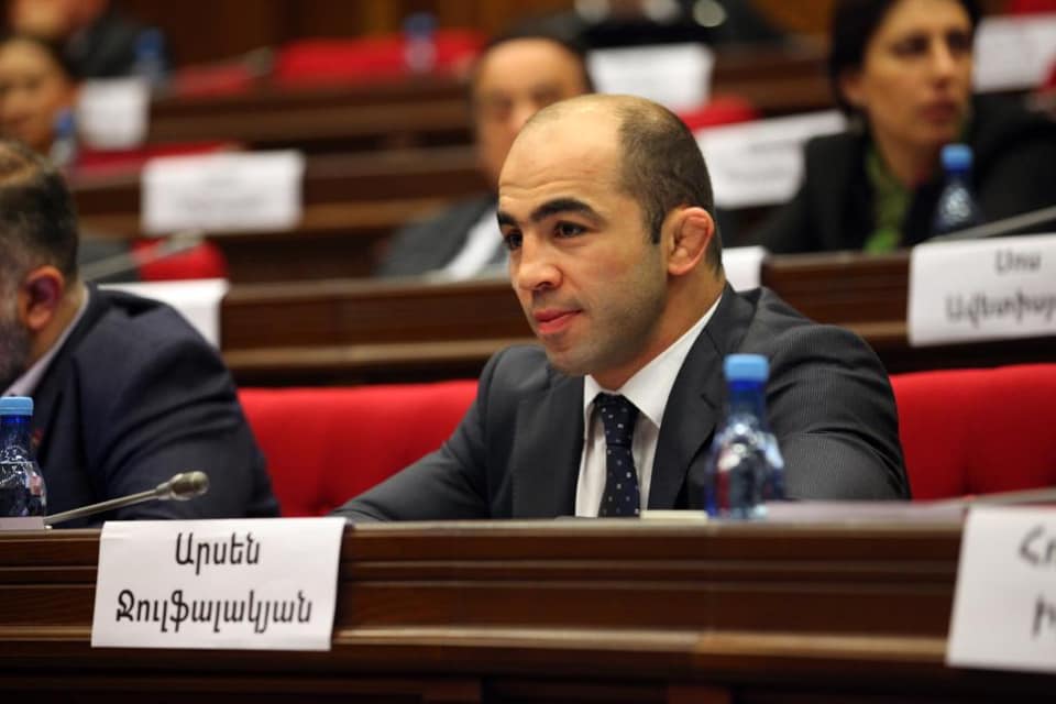 Արսեն Ջուլֆալակյանը վայր է դնում պատգամավորական մանդատը