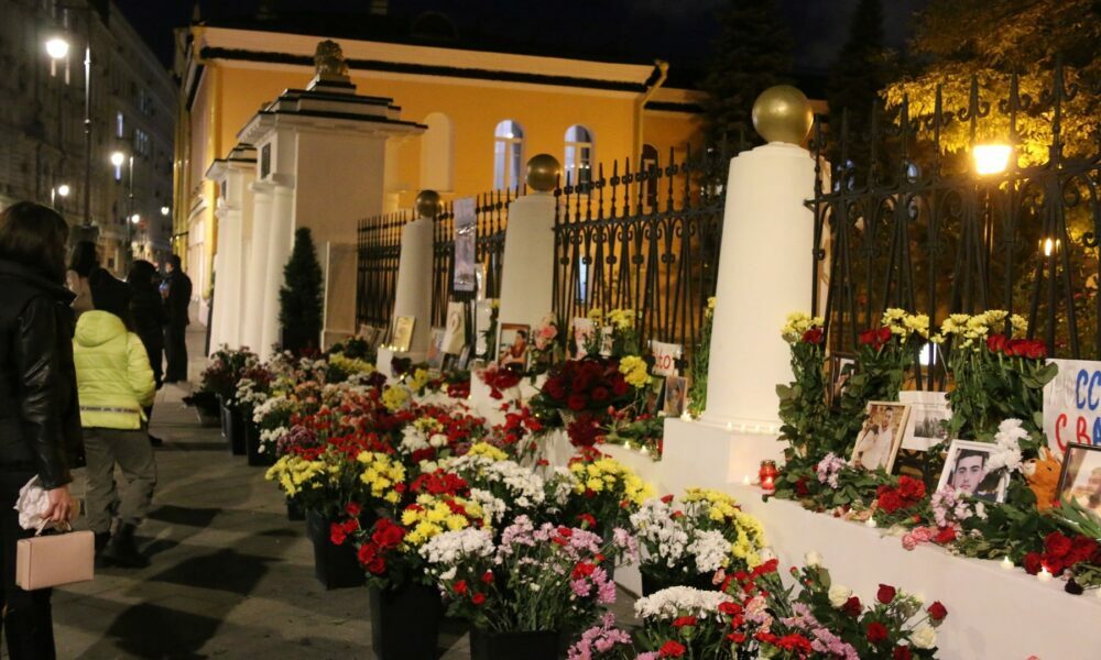 Հիշատակի ու խոնարհումի արարողություն ՌԴ -ում ՀՀ դեսպանատան առջև