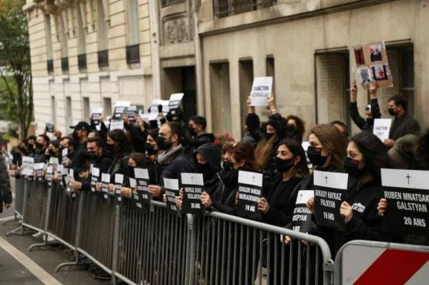 Ֆրանսիահայերը բողոքի ցույց են անցկացրել Փարիզում Թուրքիայի դեսպանատան առջև