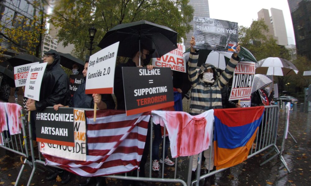 ՄԱԿ-ի երեք գլխավոր գրասենյակների մոտ միաժամանակ լուռ հավաքներ են կազմակերպել (ԼՈւՍԱՆԿԱՐՆԵՐ)