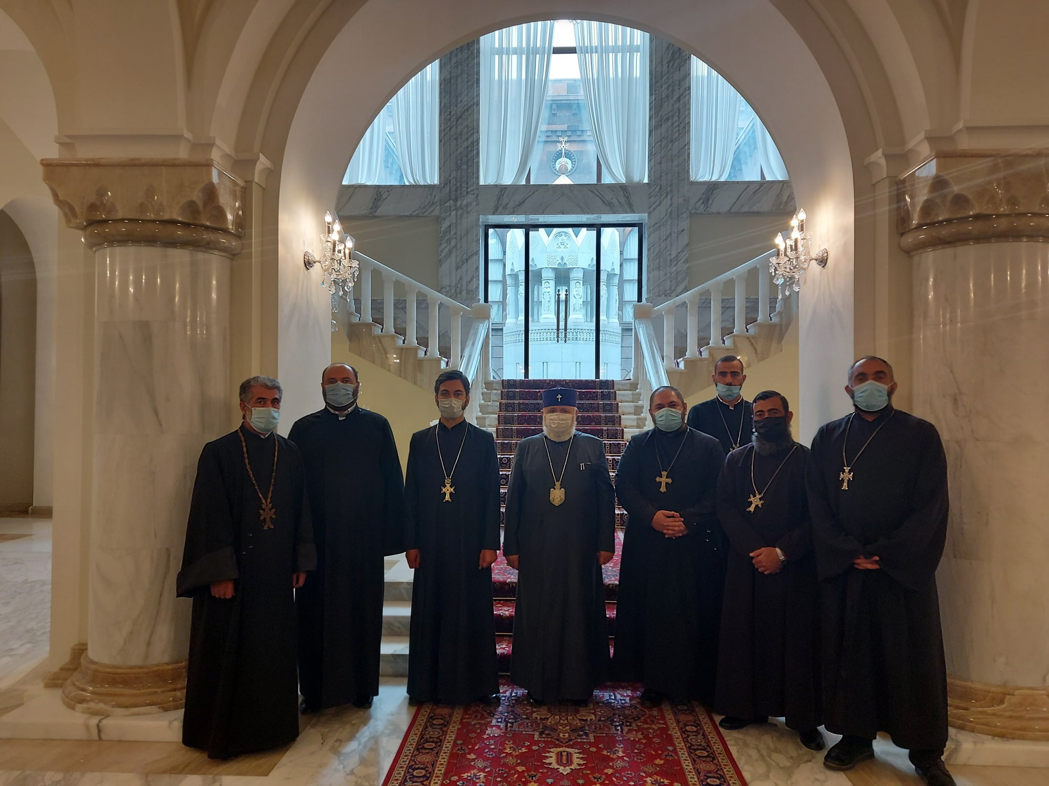 Կաթողիկոսի օրհնությամբ՝ Մայր Աթոռի 2 միաբան ու 5 քահանա մեկնել են Արցախ