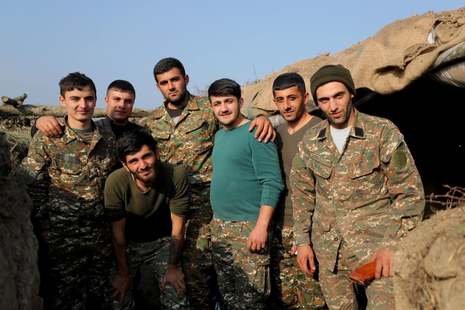 Ուս ուսի, ուժեղ և հերոսական. լուսանկարներ առաջնագծից