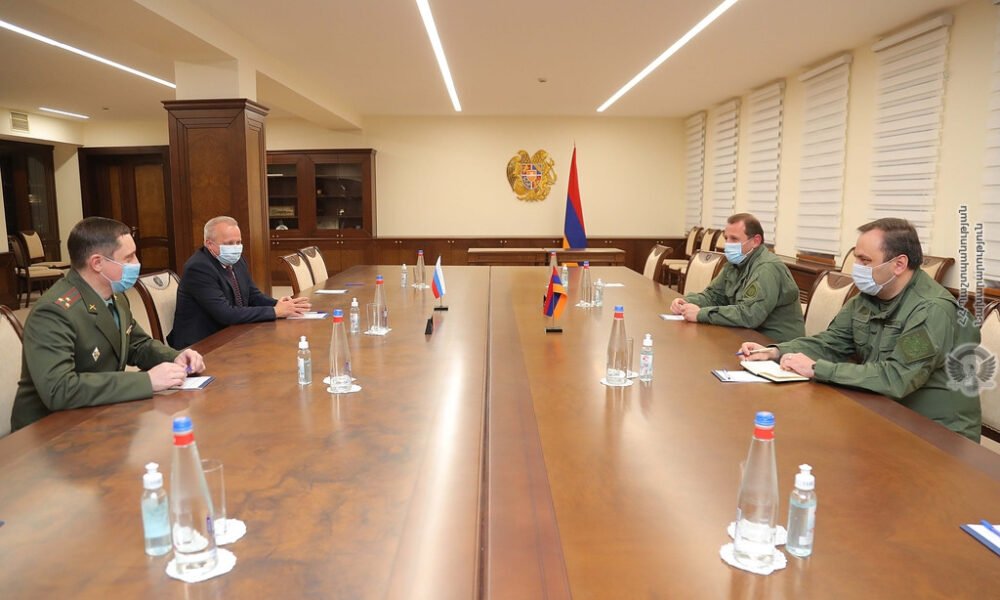 ՀՀ պաշտպանության նախարարը հանդիպել է Հայաստանում Ռուսաստանի դեսպանի հետ
