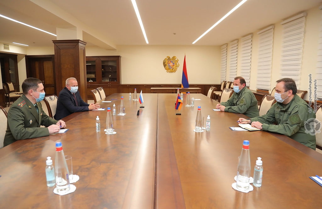 ՀՀ պաշտպանության նախարարը հանդիպել է Հայաստանում Ռուսաստանի դեսպանի հետ