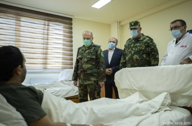 ԱԱԾ տնօրենի տեղակալն այցելել է ԱԱԾ սահմանապահ զորքերի վիրավոր զինծառայողներին
