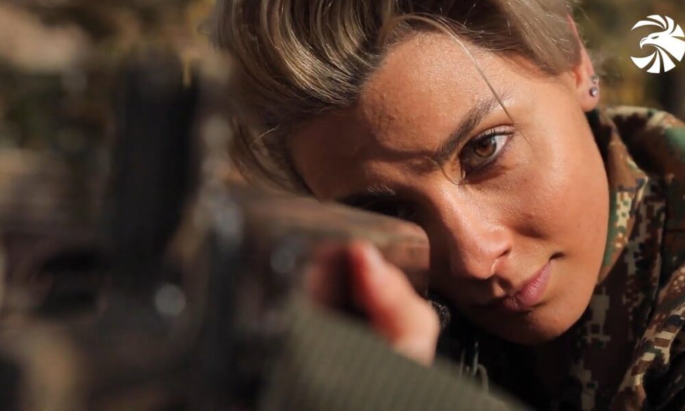 Հայ աղջիկը դիմահարդարմամբ պատերազմ է գնում. Զինուժ-ի ռեպորտաժի գեղեցկուհին՝ Արփի Բեկյանը