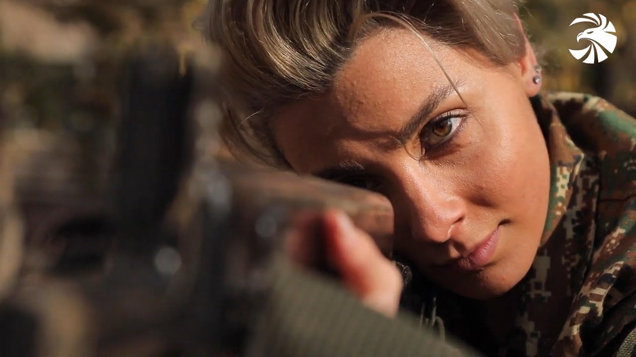 Հայ աղջիկը դիմահարդարմամբ պատերազմ է գնում. Զինուժ-ի ռեպորտաժի գեղեցկուհին՝ Արփի Բեկյանը