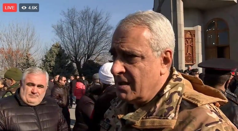 Եռաբլուրում հավաքվածներն արգելում են Սգո երթի մուտքը պանթեոն (ՈւՂԻՂ ԵԹԵՐ)