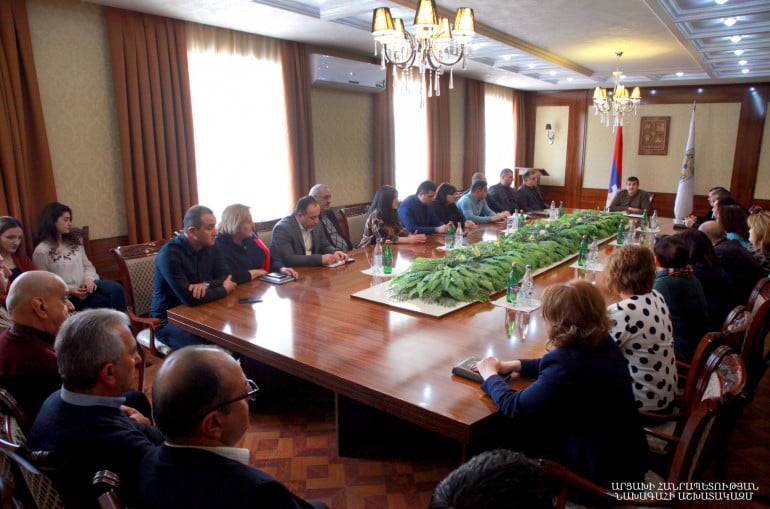 Արայիկ Հարությունյանը այցելել է Ստեփանակերտի քաղաքապետարանի աշխատակազմի հետ