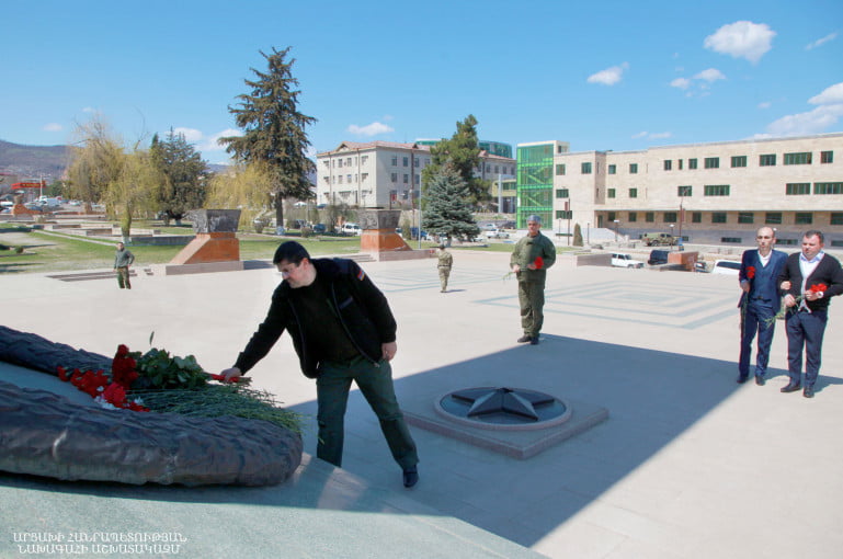 Հարությունյանը հարգանքի տուրք է մատուցել 2016թ.-ի ապրիլի պատերազմի զոհերի հիշատակին