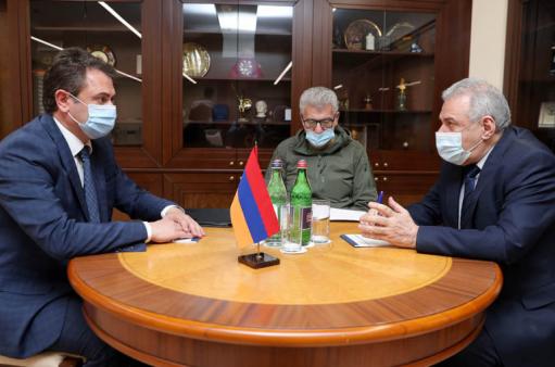 ՊՆ ղեկավարն ու ԲՏԱ նախախարը քննարկել են ռազմարդյունաբերության ոլորտին առնչվող հարցեր