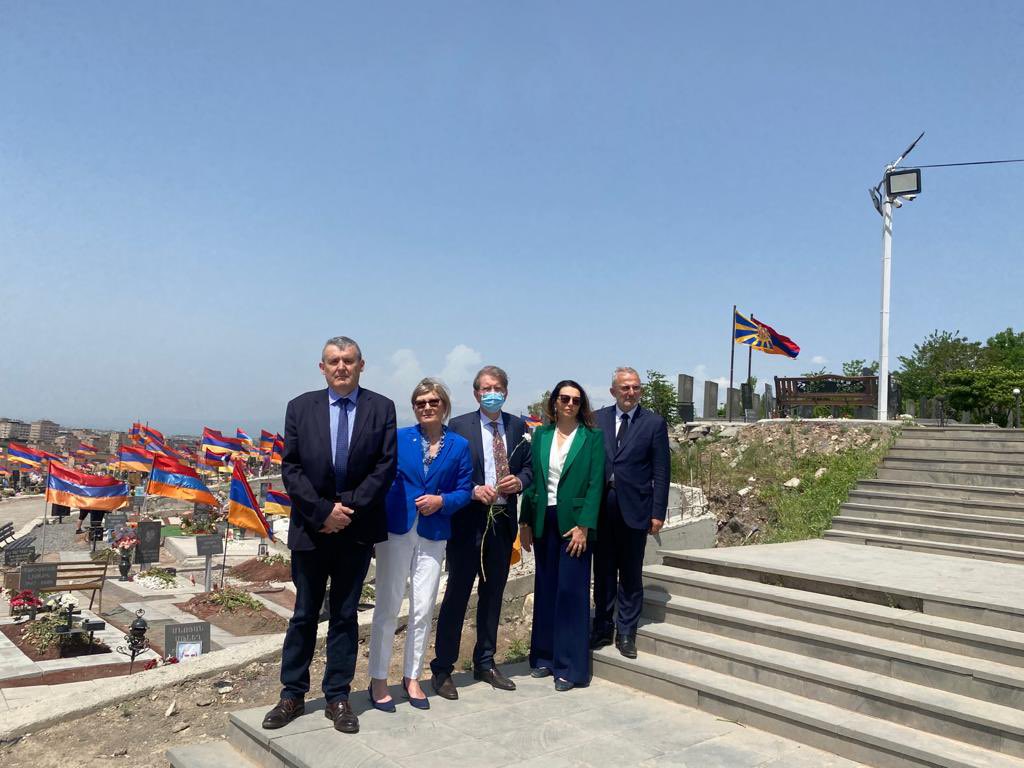 «Երբեք չեմ մոռանա նրանց զոհաբերությունը»․ Ֆրանսիացի պատգամավորների այցը Եռաբլուր