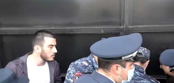 Որոշ երիտասարդներ շղթայվել էին Կառավարության շենքի դարպասներից (ՏԵՍԱՆՅՈւԹ)