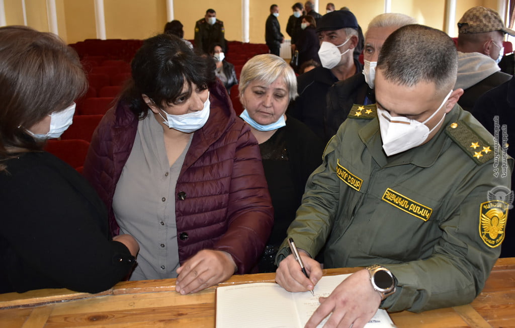 ՀՀ ԶՈՒ ԳՇ սպաները հանդիպել են պատերազմի մասնակիցների հարազատների հետ