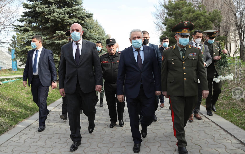 Պաշտպանության նախարարը և ԶՈՒ ԳՇ պետն այցելել են Եռաբլուր զինվորական պանթեոն