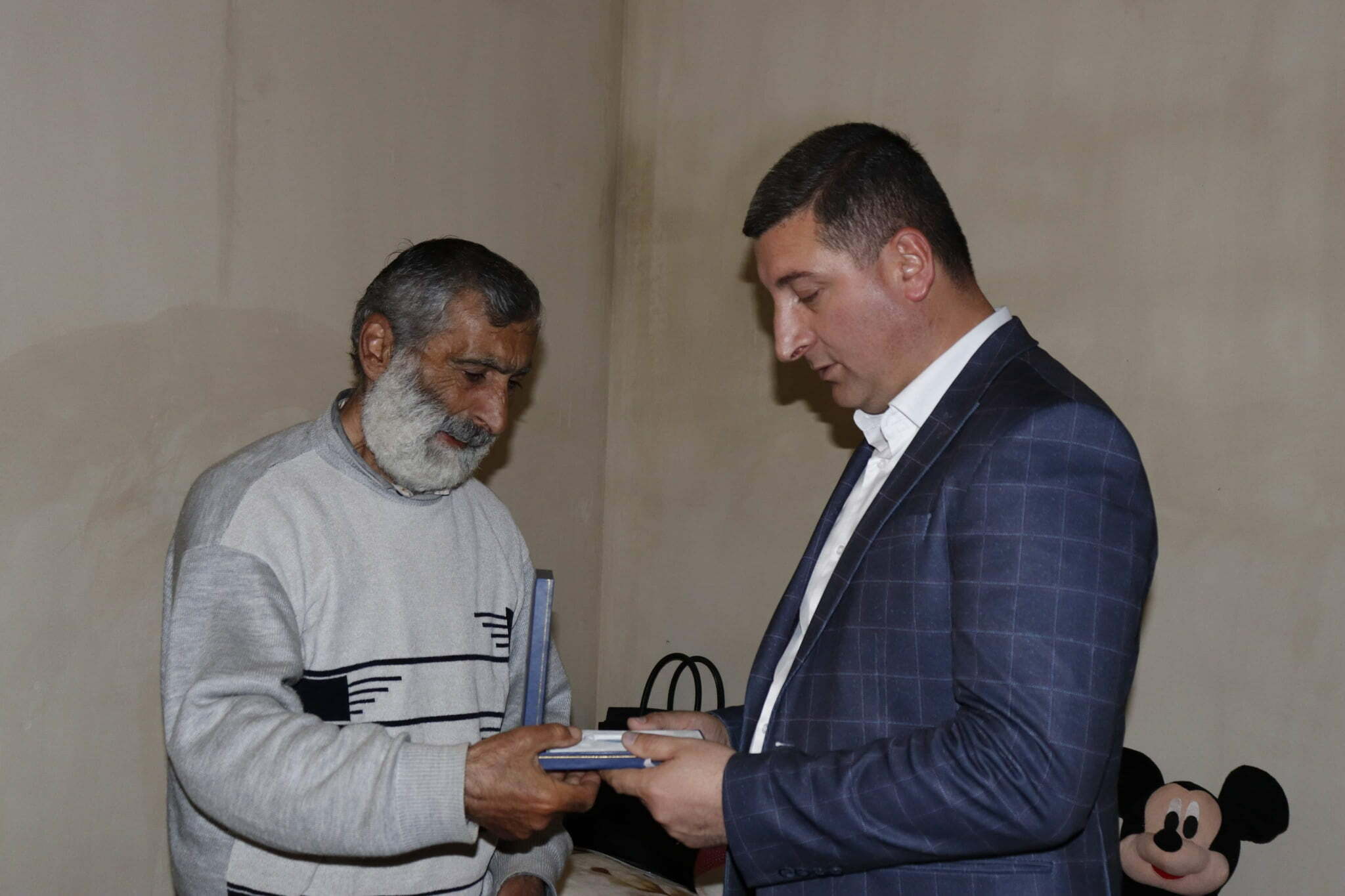 Գեղարքունիքի մարզպետը մեդալներ է հանձնել Արցախյան պատերազմում զոհված զինծառայողների ծնողներին