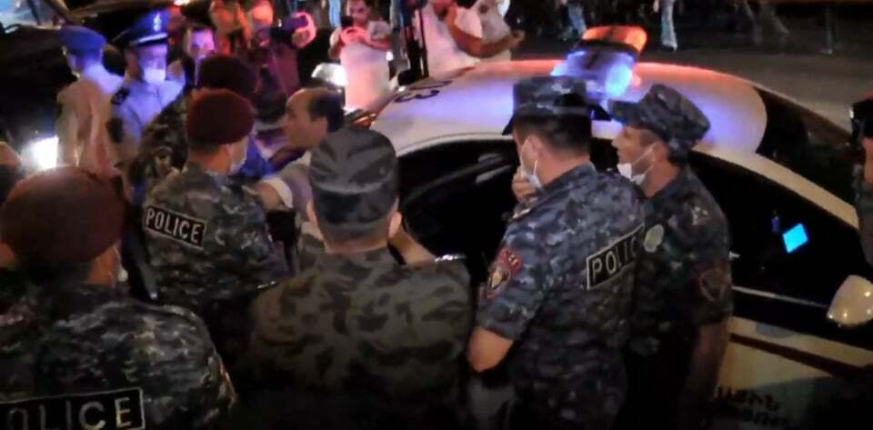 Բաղրամյան պողոտայում իրավիճակը լարված է, ցուցարարներին բերման են ենթարկում (ՏԵՍԱՆՅՈւԹ)