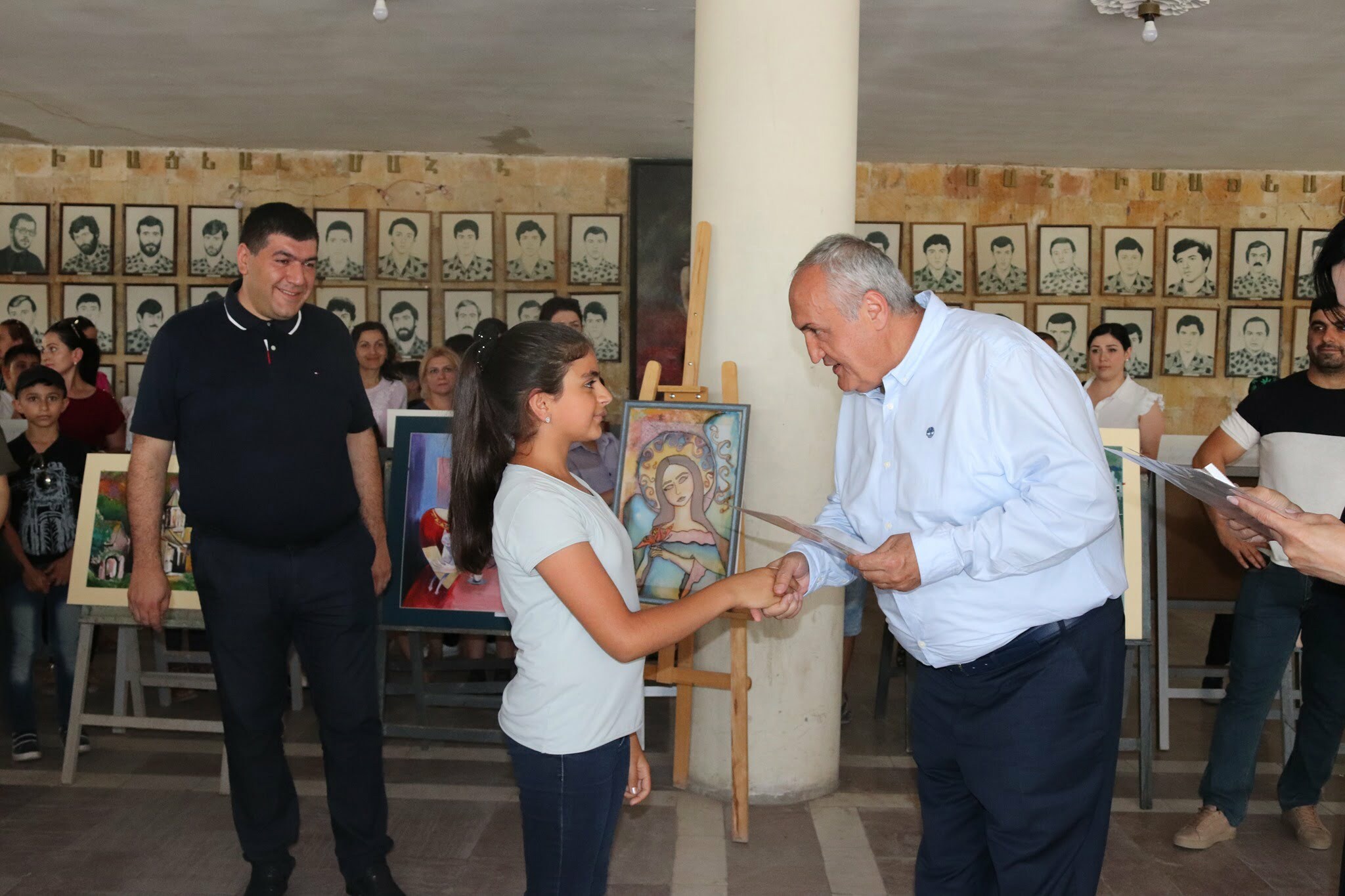 Ցուցահանդես՝ Ազնավուրի անվան մշակույթի տանը․ Արարատի մարզպետը պատվոգրեր է հանձնել