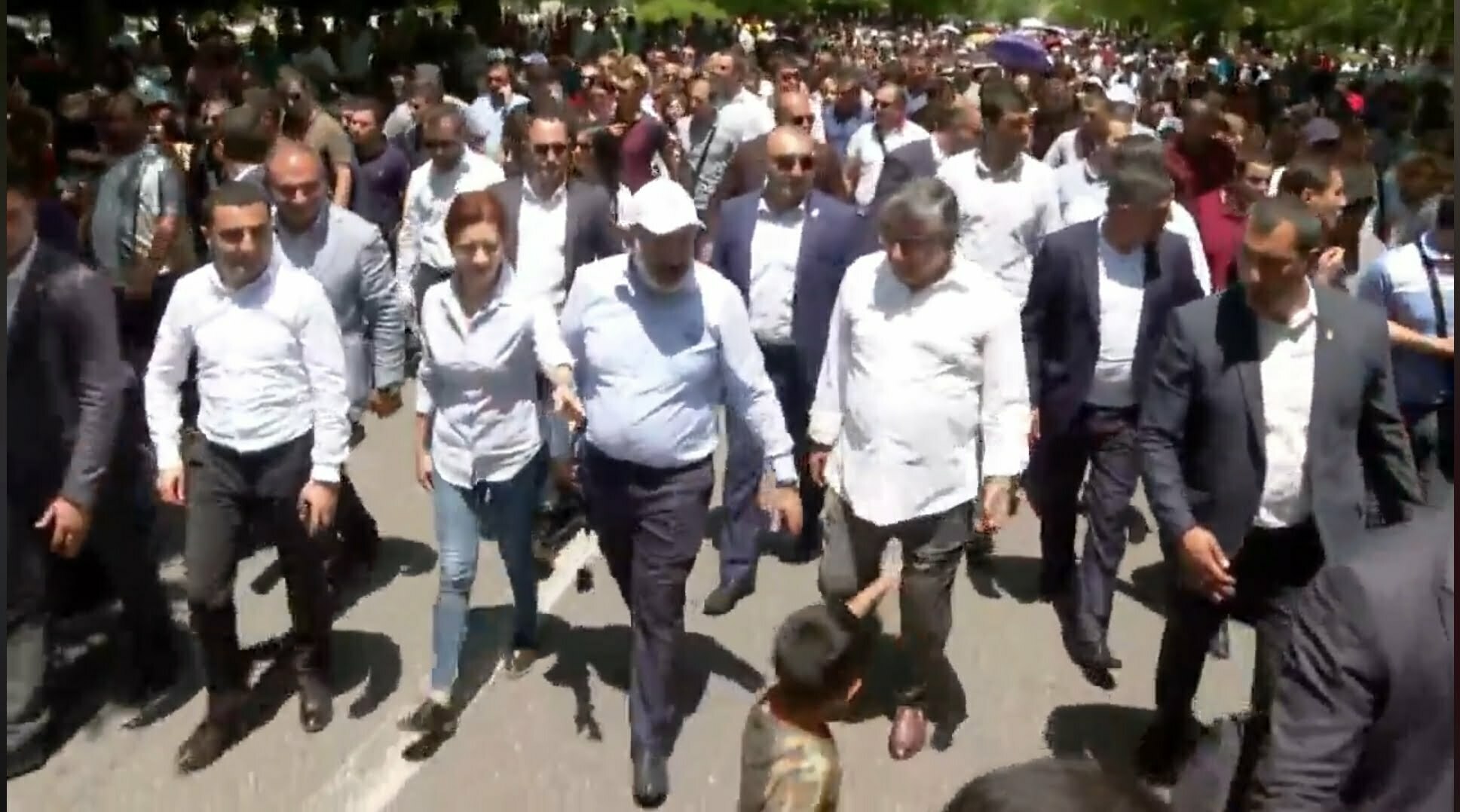 Փաշինյանը Աբովյանցիների հետ հավաքն ավարտում է երթով (ՈւՂԻՂ ԵԹԵՐ)