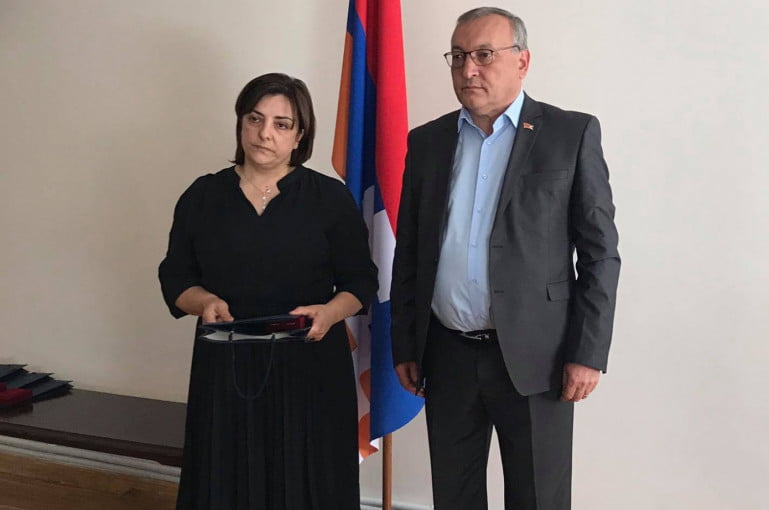 Արցախի ԱԺ նախագահը հետմահու շնորհված պարգևներ է հանձնել զոհված զինծառայողների հարազատներին