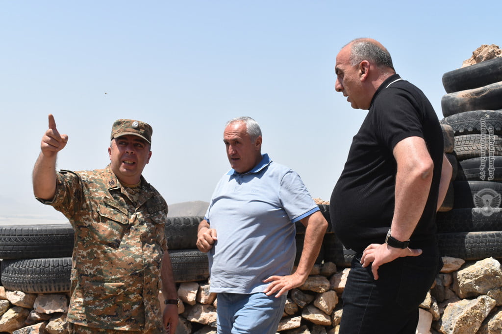 Արարատի մարզպետը գնդապետի ուղեկցությամբ այցելել է մարտական հենակետեր