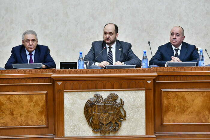 Արայիկ Հարությունյանը ՊՆ աշխատակազմին ու ԶՈւ սպայակազմին է ներկայացրել Արշակ Կարապետյանին