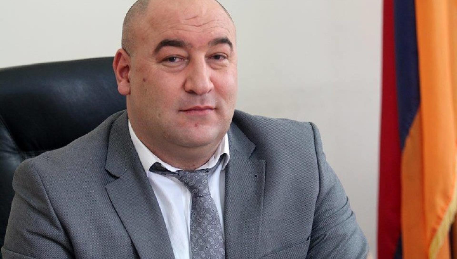 ԱԱԾ ծառայողները Քաջարանի քաղաքապետին տեղափոխում են Երևան