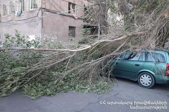 Ուժեղ քամին Երևանում վնասներ է հասցրել