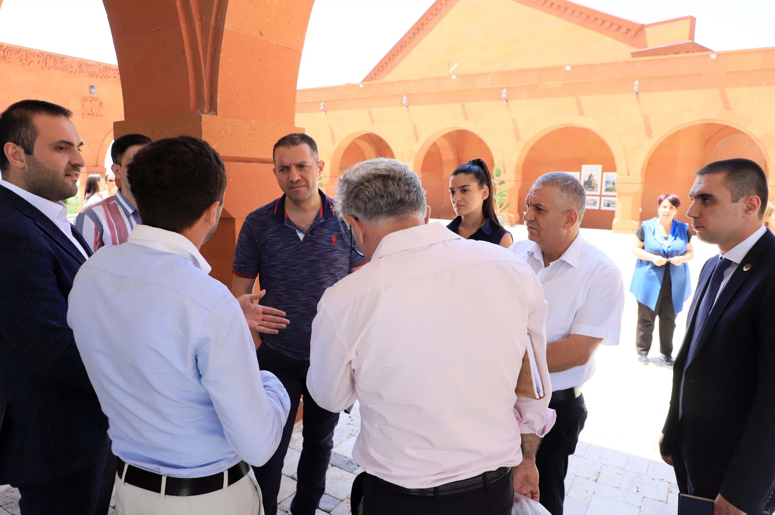 Վահան Քերոբյանը հանդիպել է գինի և կոնյակ արտադրող ընկերությունների ներկայացուցիչների հետ