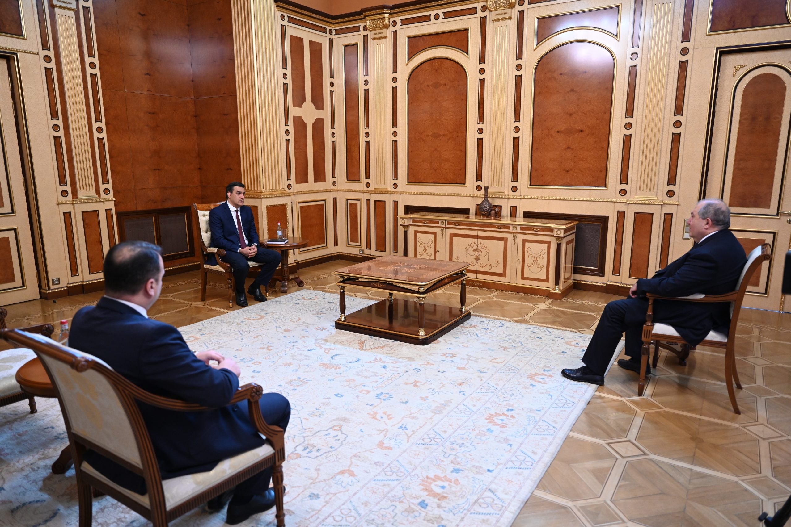 Թաթոյանն ու Սարգսյանը քննարկել են սահմանային իրավիճակը