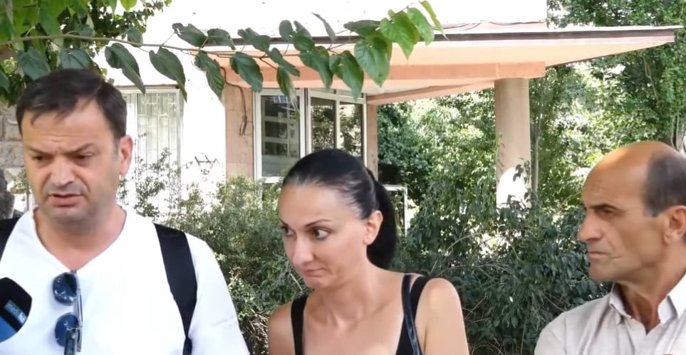 Անհայտ կորած զինծառայողների ծնողները ակցիա են իրականացնում ԱԱԾ-ի դիմաց