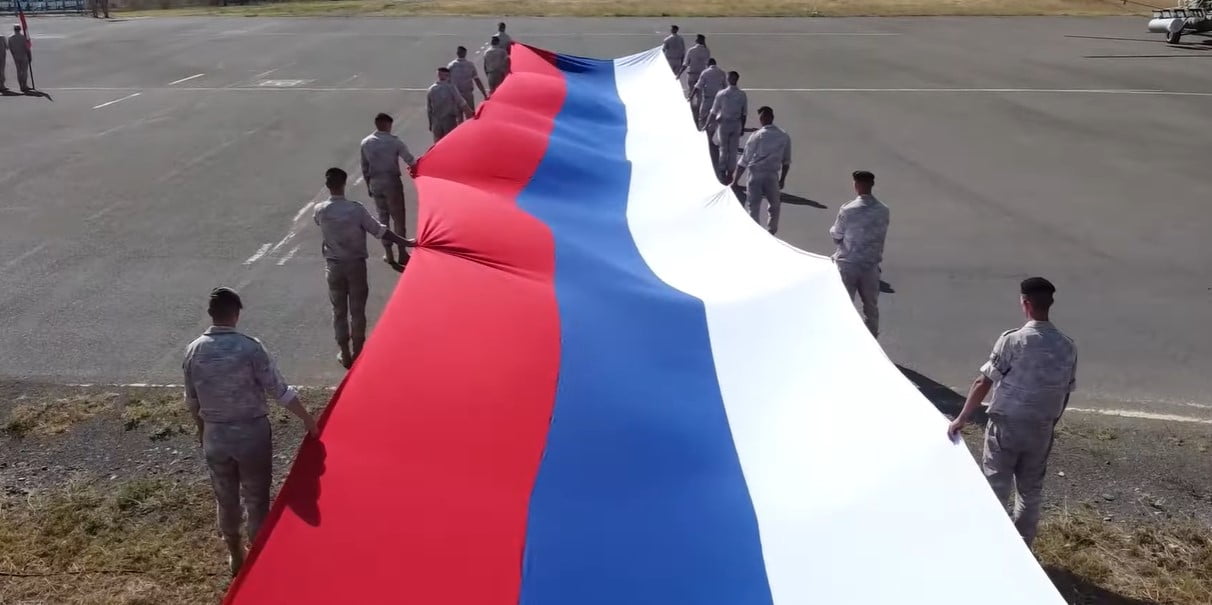 ԼՂ-ում ռուս խաղաղապահները 50 մետրանոց դրոշի ցուցադրությամբ նշել են ՌԴ դրոշի տոնը