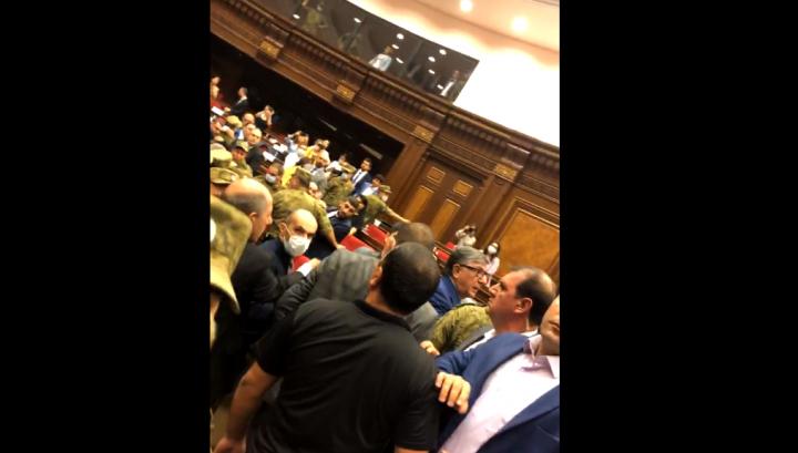 ԱԺ-ում շիշ նետեցին ՔՊ անդամի ուղղությամբ, որից հետո սկսվեց հրմշտոց