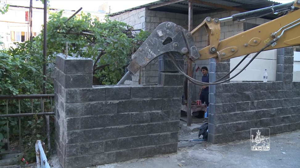 Ապօրինի կառույցներ են ապամոնտաժվել Քանաքեռ-Զեյթունում (ՏԵՍԱՆՅՈւԹ)
