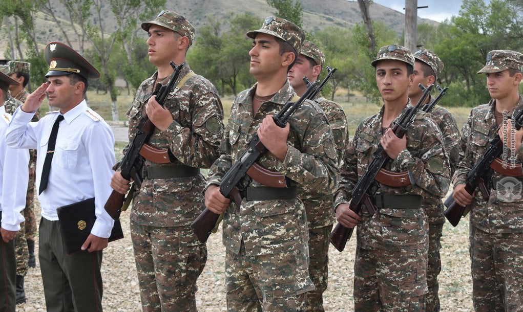 Երդման հանդիսավոր արարողություն զորամասերից մեկում