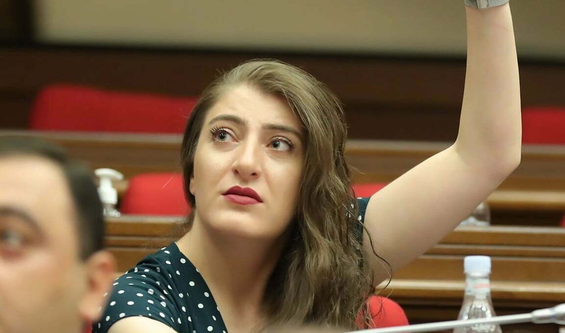 Ձեր ցինիզմի աստիճանի անհեռատես տեքստերին ծափ է տալիս պետության քարոզչամեքենան